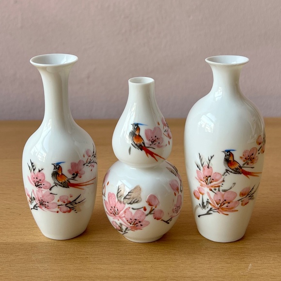VINTAGE JAPANESE HAND PAINTED SET OF 3 MINIATURE SAKURA CHERRY BLOSSOMS VASES